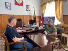 Глава района Махмуд Амиралиев в своём кабинете встретился с мобилизованным из с. Гели 