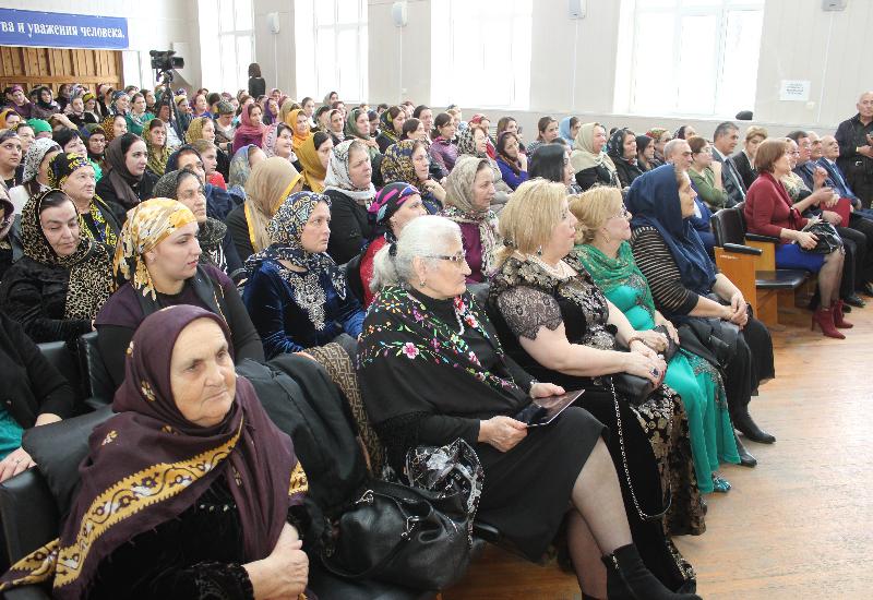 В Карабудахкентском районе торжественно поздравили женщин с Днем матери
