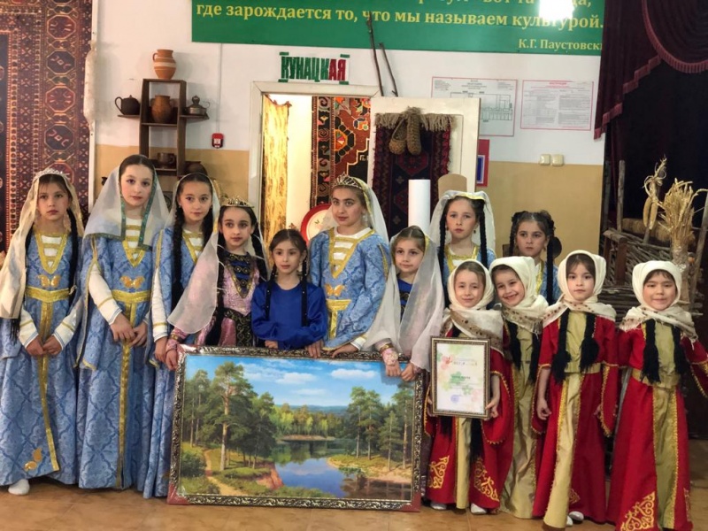 Маленькие звезды Карабудахкентского района приняли участие на  XI Республиканском фестивале детского художественного  творчества «Энемжая».