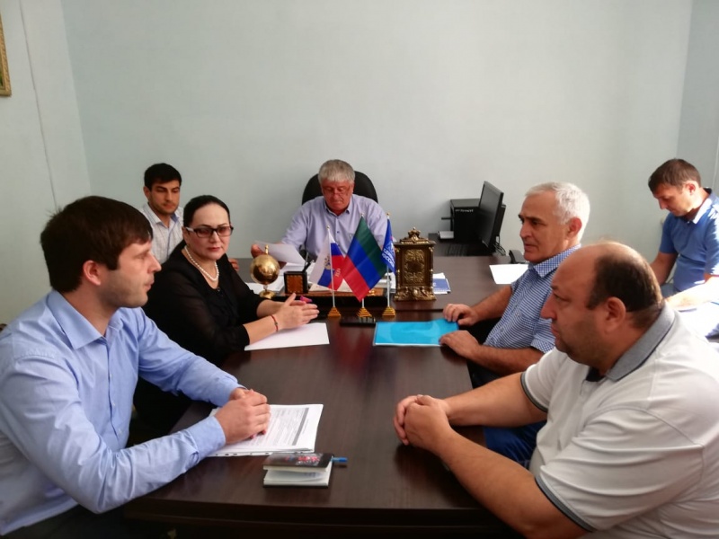 В Карабудахкентском районе обсудили вопрос о доступности льгот многодетным семьям.